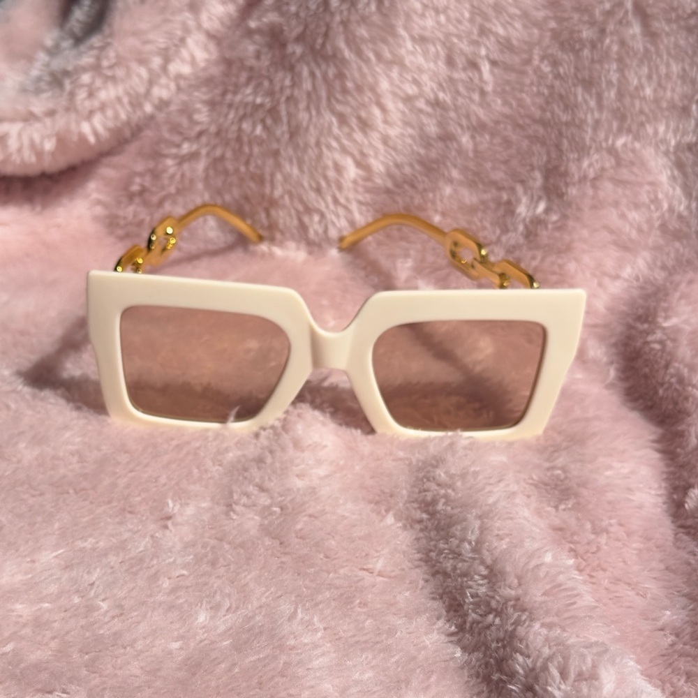 🤍 Vanilla Latte Sunglasses – Cream Luxe Chainlink Glam - Picture 3 of 4